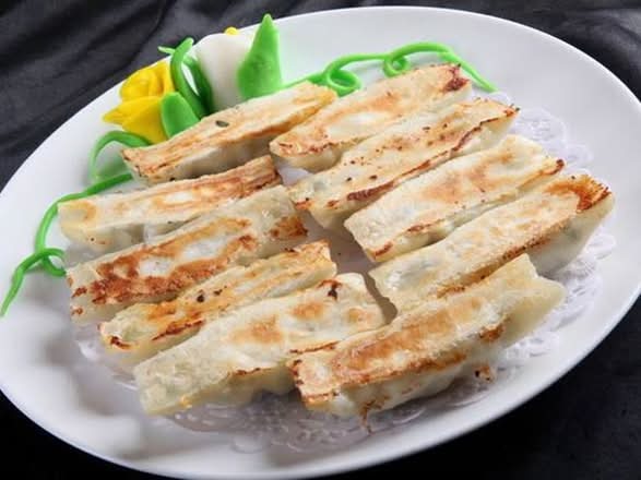 Pan fried lamb&dill dumplings (6) 茴香羊肉锅贴（6个）